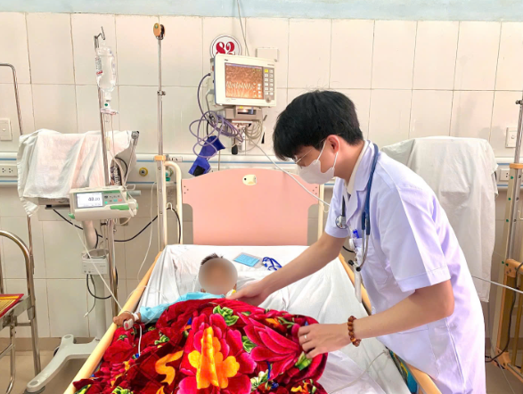 Tự lấy thuốc của người lớn rồi cùng nhau uống, 3 trẻ phải nhập viện, bác sĩ đưa ra khuyến cáo quan trọng